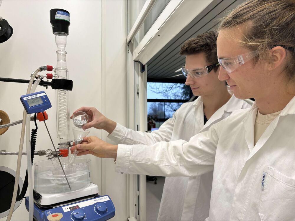 Studierende der OST ermitteln im Rahmen von Semester- und Diplomarbeiten die Reaktionsfreudigkeit von Aluminium-Granulat und den dabei entstehenden Wasserstoff.  (Foto: OST-UMTEC)